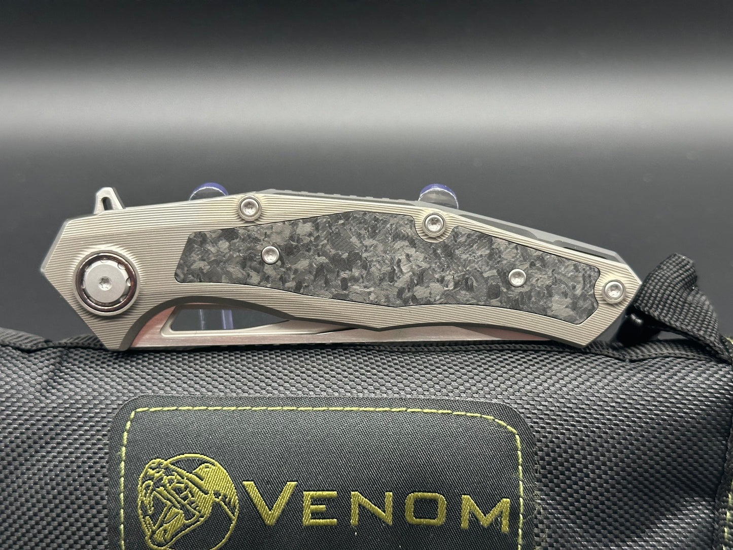 Kevin John Venom Maverick titanium/CF handle w/M390 blade