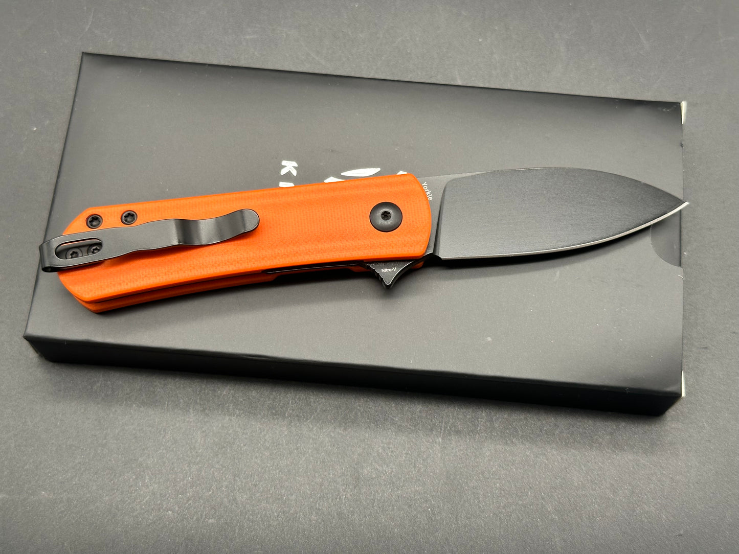 KIZER YORKIE FOLDING KNIFE ORANGE G10 HANDLE NITRO-V DROP POINT PLAIN BLACK BLADE