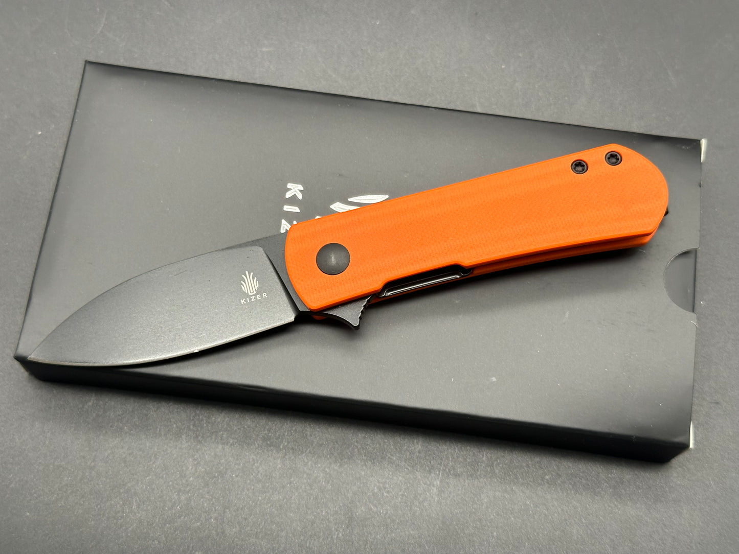 KIZER YORKIE FOLDING KNIFE ORANGE G10 HANDLE NITRO-V DROP POINT PLAIN BLACK BLADE