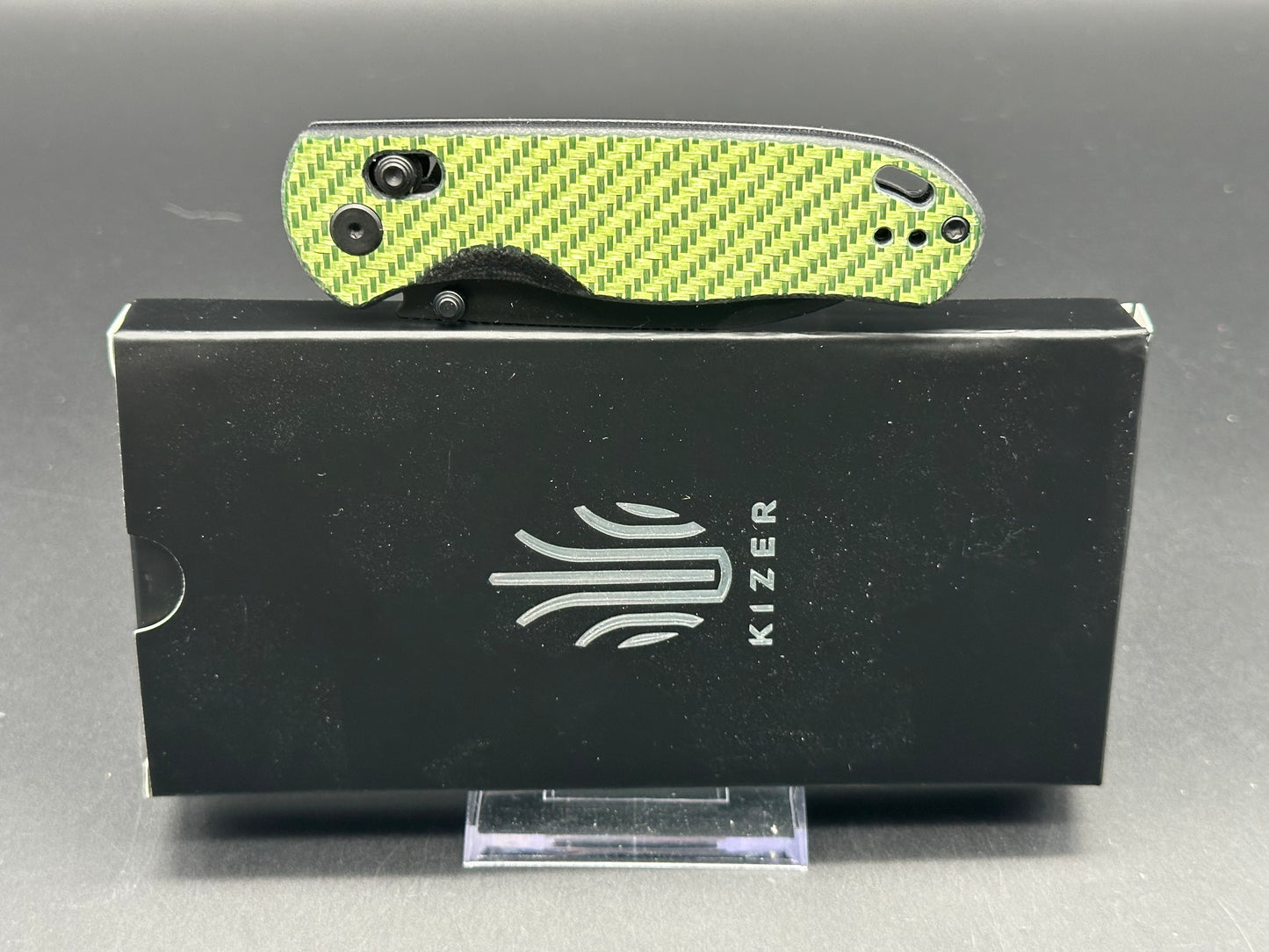 KIZER DROP BEAR FOLDING KNIFE GREEN CARBON FIBER HANDLE NITRO-V DROP POINT PLAIN BLACK BLADE