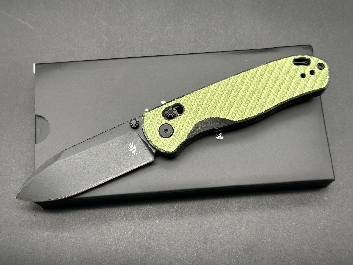 KIZER DROP BEAR FOLDING KNIFE GREEN CARBON FIBER HANDLE NITRO-V DROP POINT PLAIN BLACK BLADE