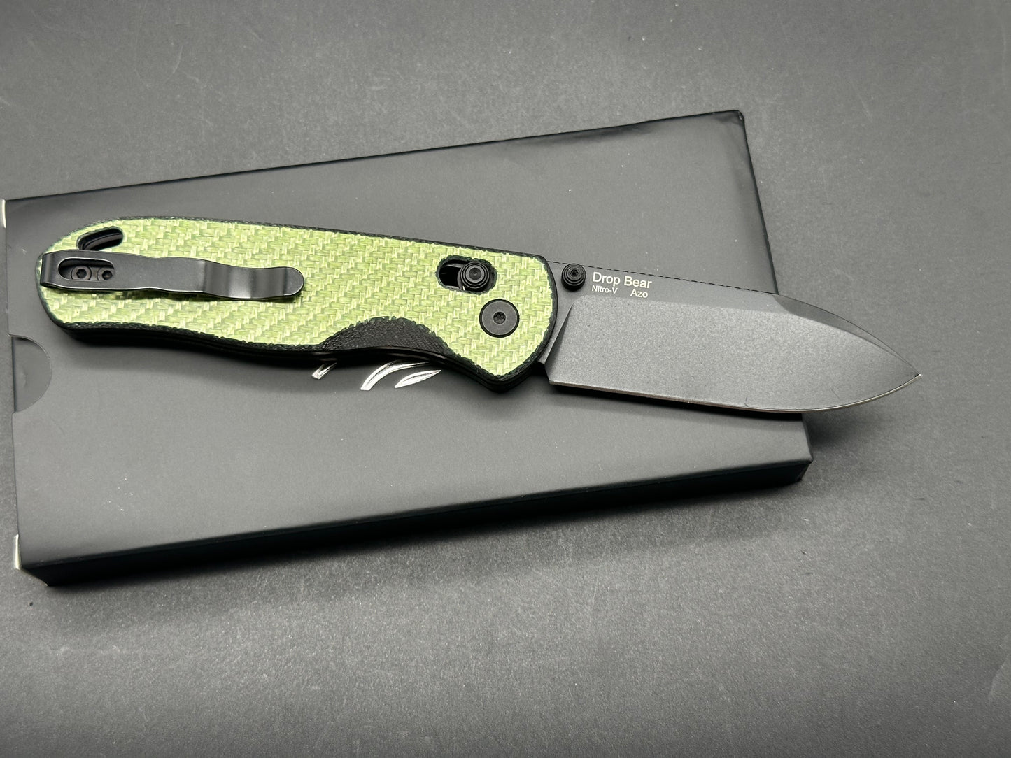 KIZER DROP BEAR FOLDING KNIFE GREEN CARBON FIBER HANDLE NITRO-V DROP POINT PLAIN BLACK BLADE