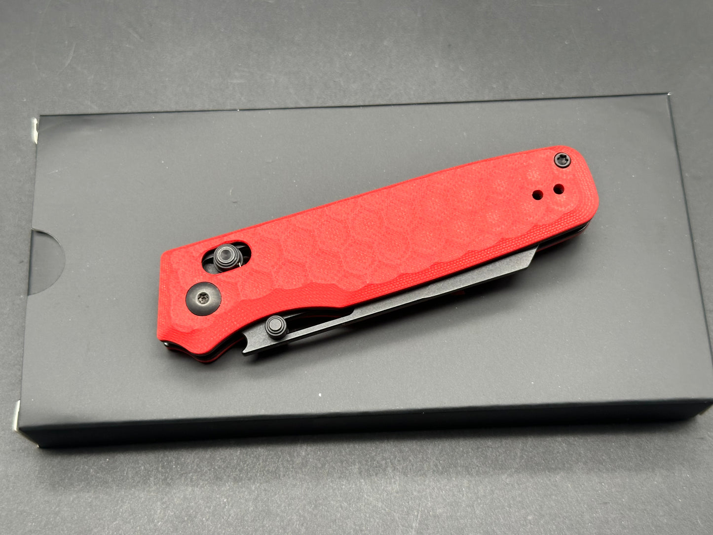 KIZER TASK FOLDING KNIFE RED G10 HANDLE NITRO-V SHEEPSFOOT PLAIN BLACK BLADE