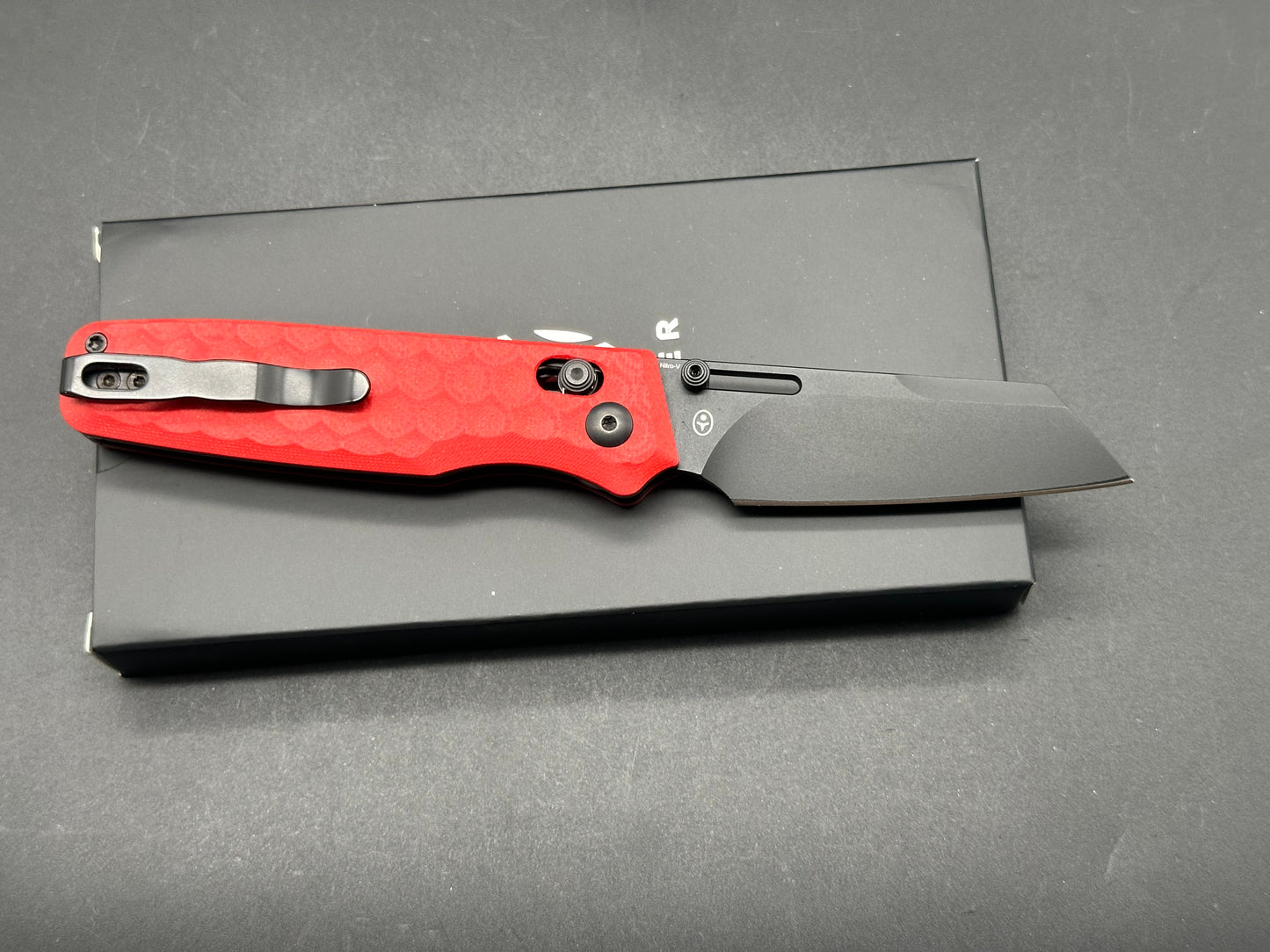 KIZER TASK FOLDING KNIFE RED G10 HANDLE NITRO-V SHEEPSFOOT PLAIN BLACK BLADE