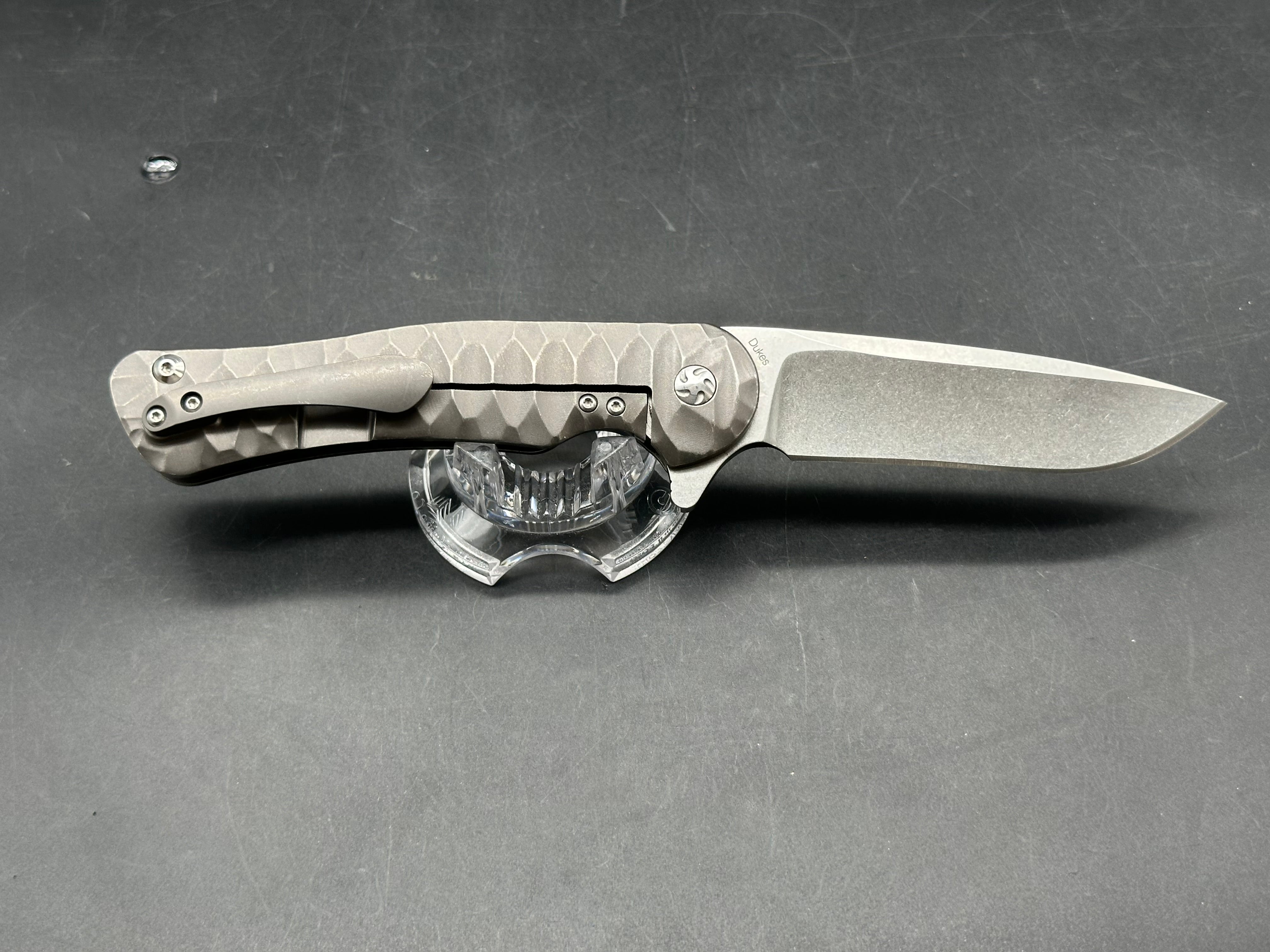 Kizer Dukes Large Matt Cuchiara design. 3.5 inch satin finish CPM-S35VN blade. Milled titanium frame