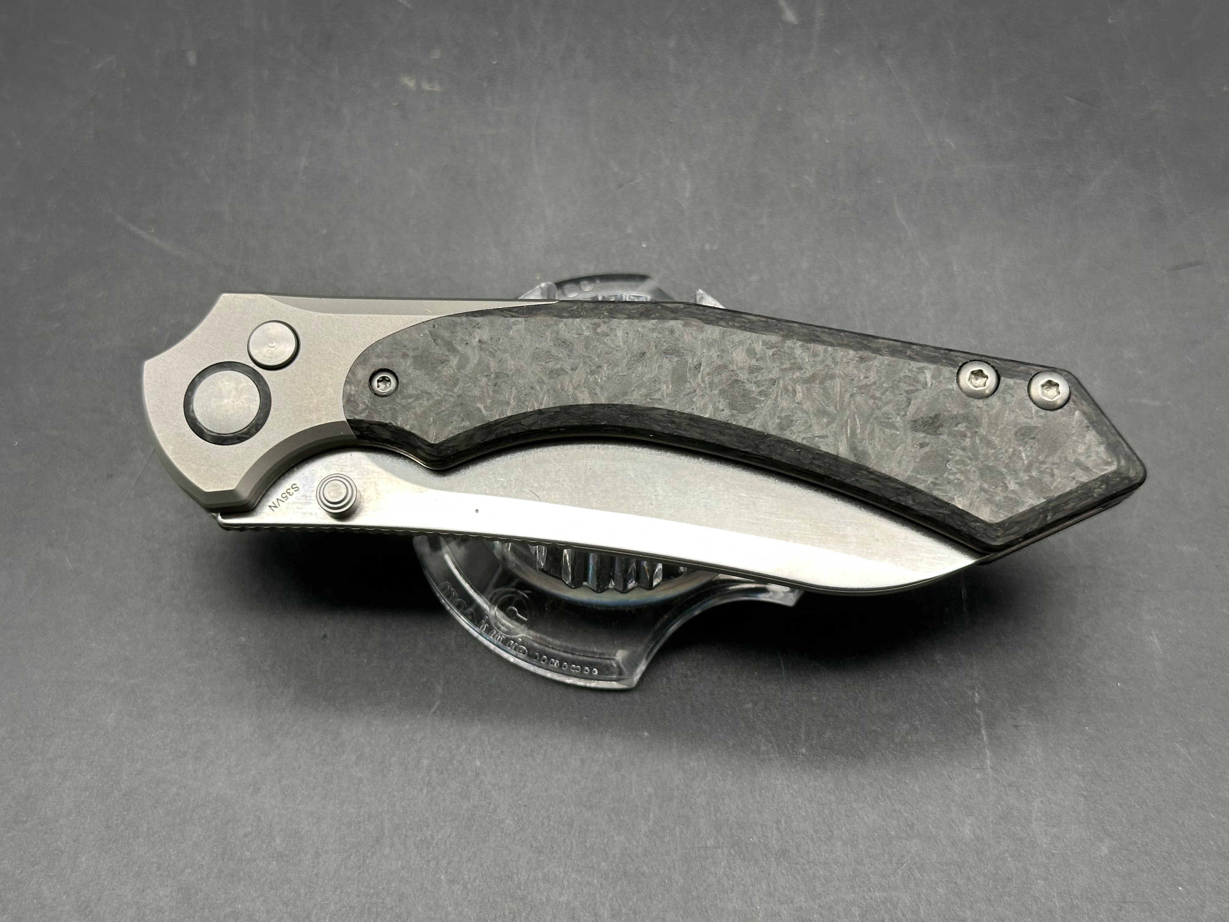 Kizer Clairvoyant 3.75 stonewashed, CPM-S35VN blade. Button lock. Titanium and carbon fiber scales