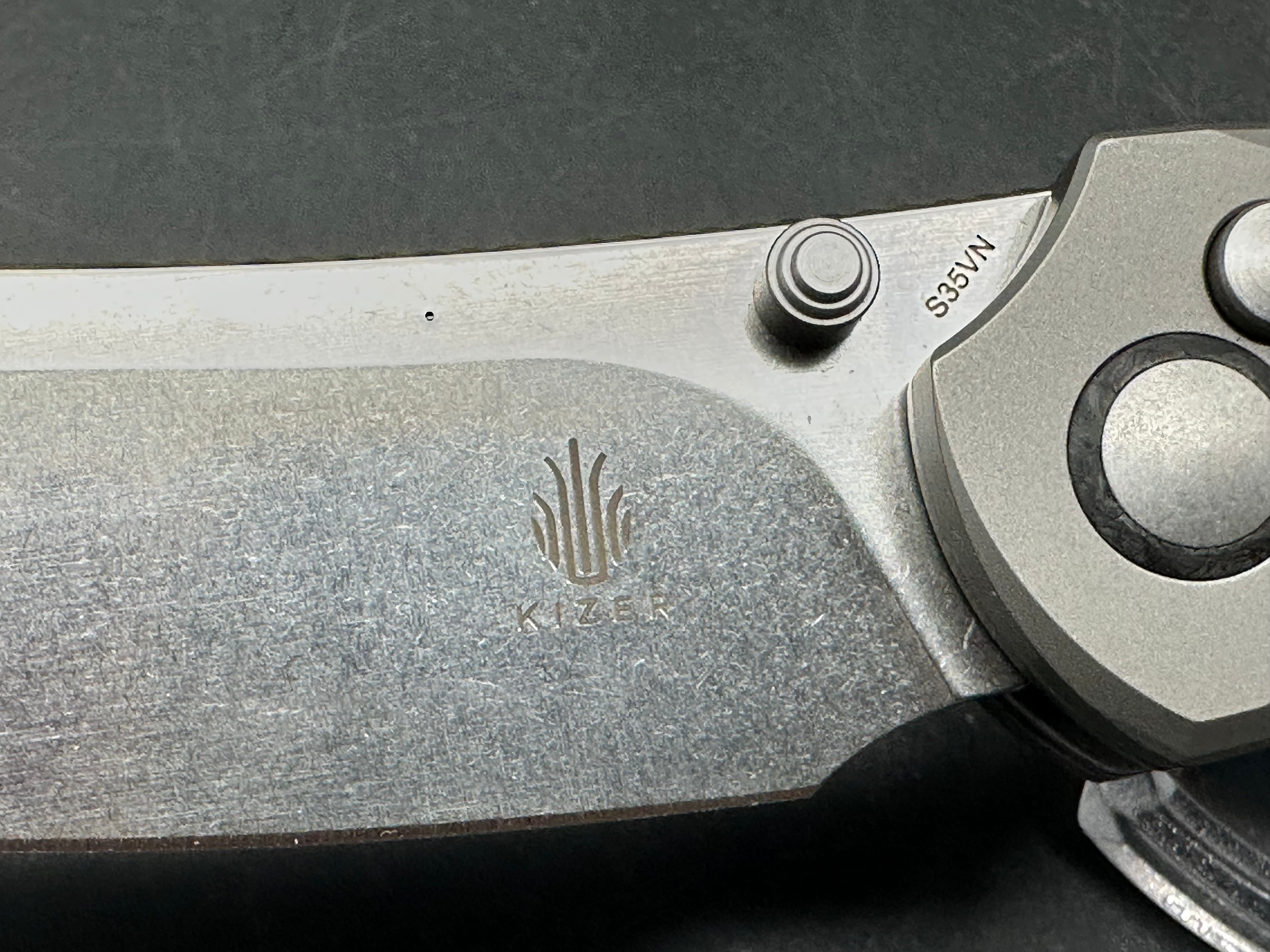 Kizer Clairvoyant 3.75 stonewashed, CPM-S35VN blade. Button lock. Titanium and carbon fiber scales