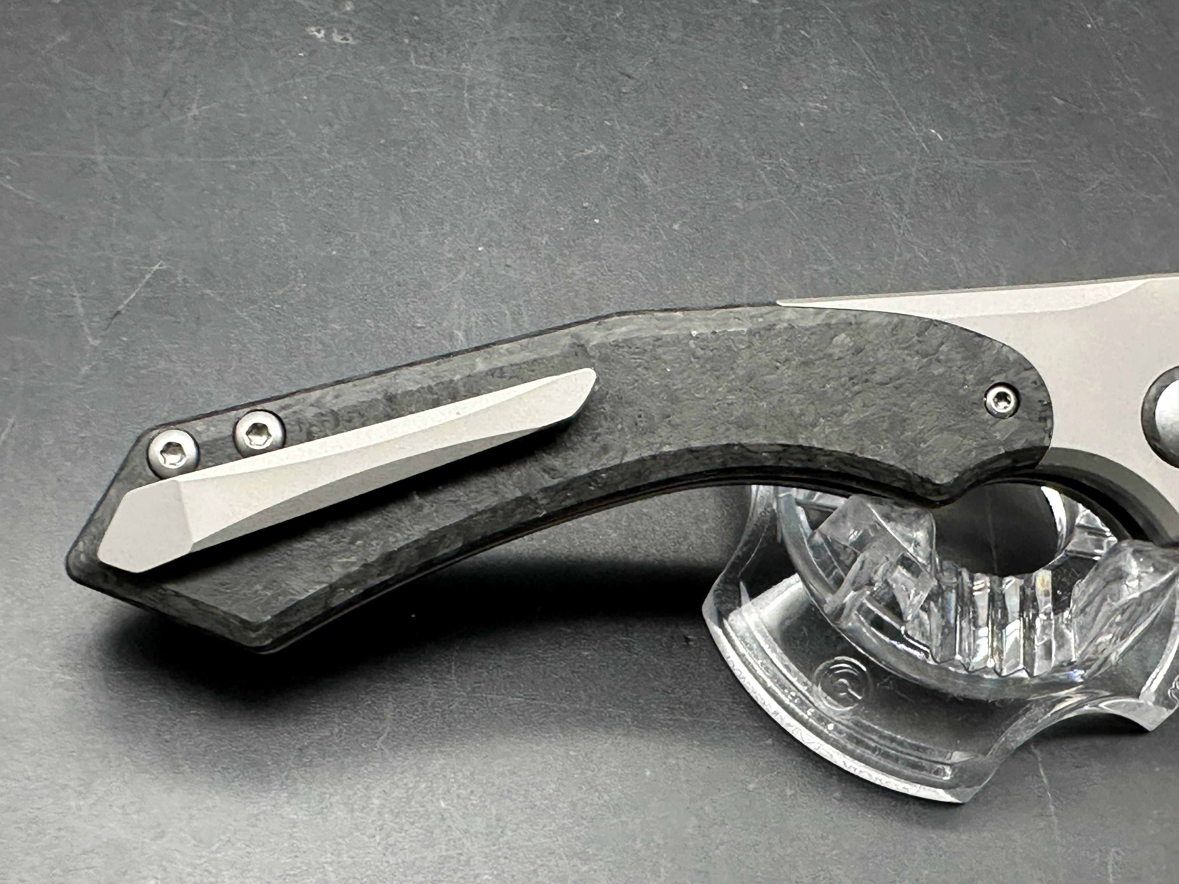 Kizer Clairvoyant 3.75 stonewashed, CPM-S35VN blade. Button lock. Titanium and carbon fiber scales