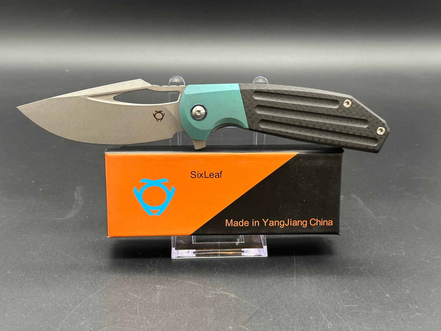 SIXLEAF SL-24 JERRY JELLY POCKET KNIFE PLAIN EDGE D2 BLADE GREEN TITANIUM BOLSTER AND CARBON FIBER HANDLE