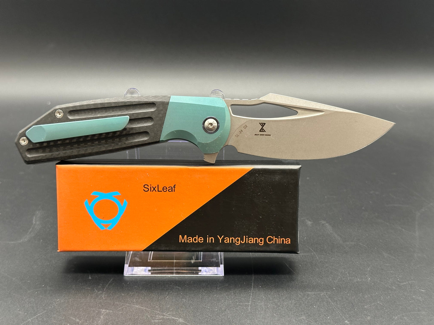 SIXLEAF SL-24 JERRY JELLY POCKET KNIFE PLAIN EDGE D2 BLADE GREEN TITANIUM BOLSTER AND CARBON FIBER HANDLE