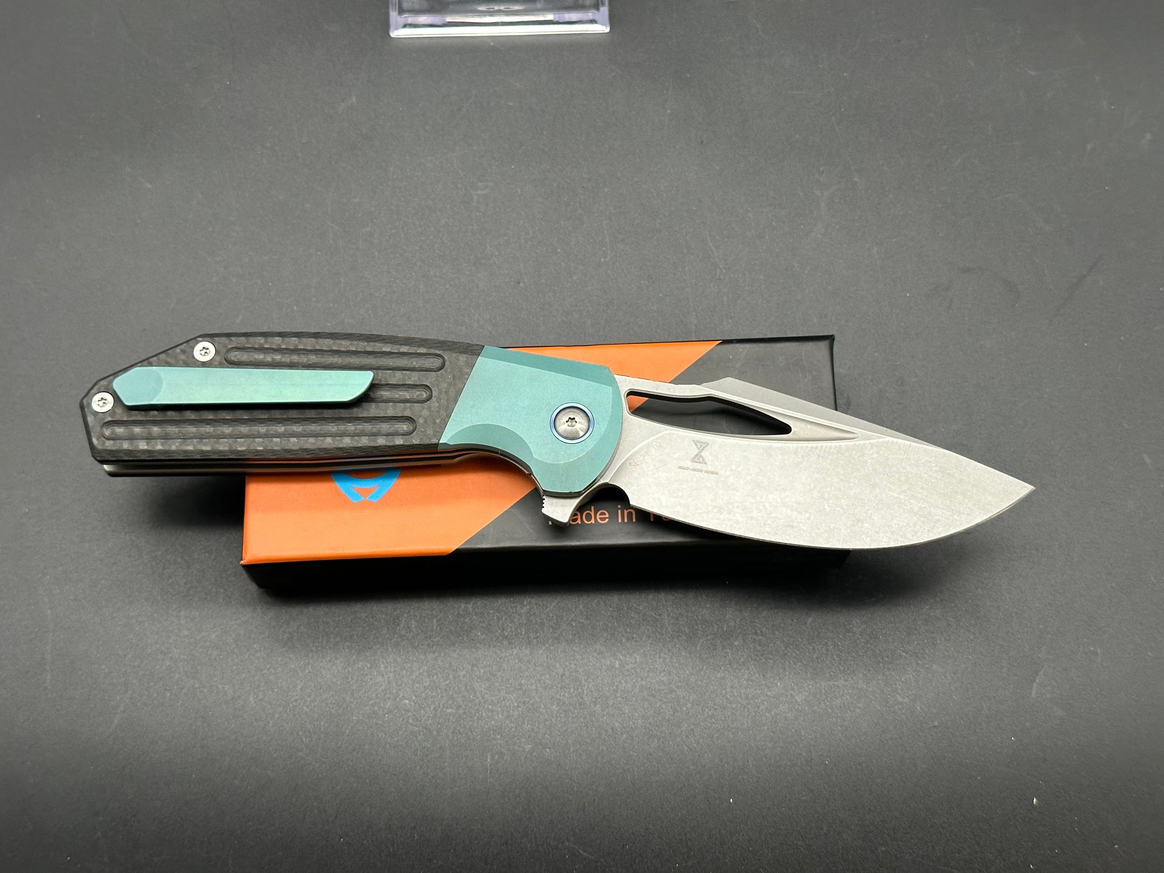 SIXLEAF SL-24 JERRY JELLY POCKET KNIFE PLAIN EDGE D2 BLADE GREEN TITANIUM BOLSTER AND CARBON FIBER HANDLE