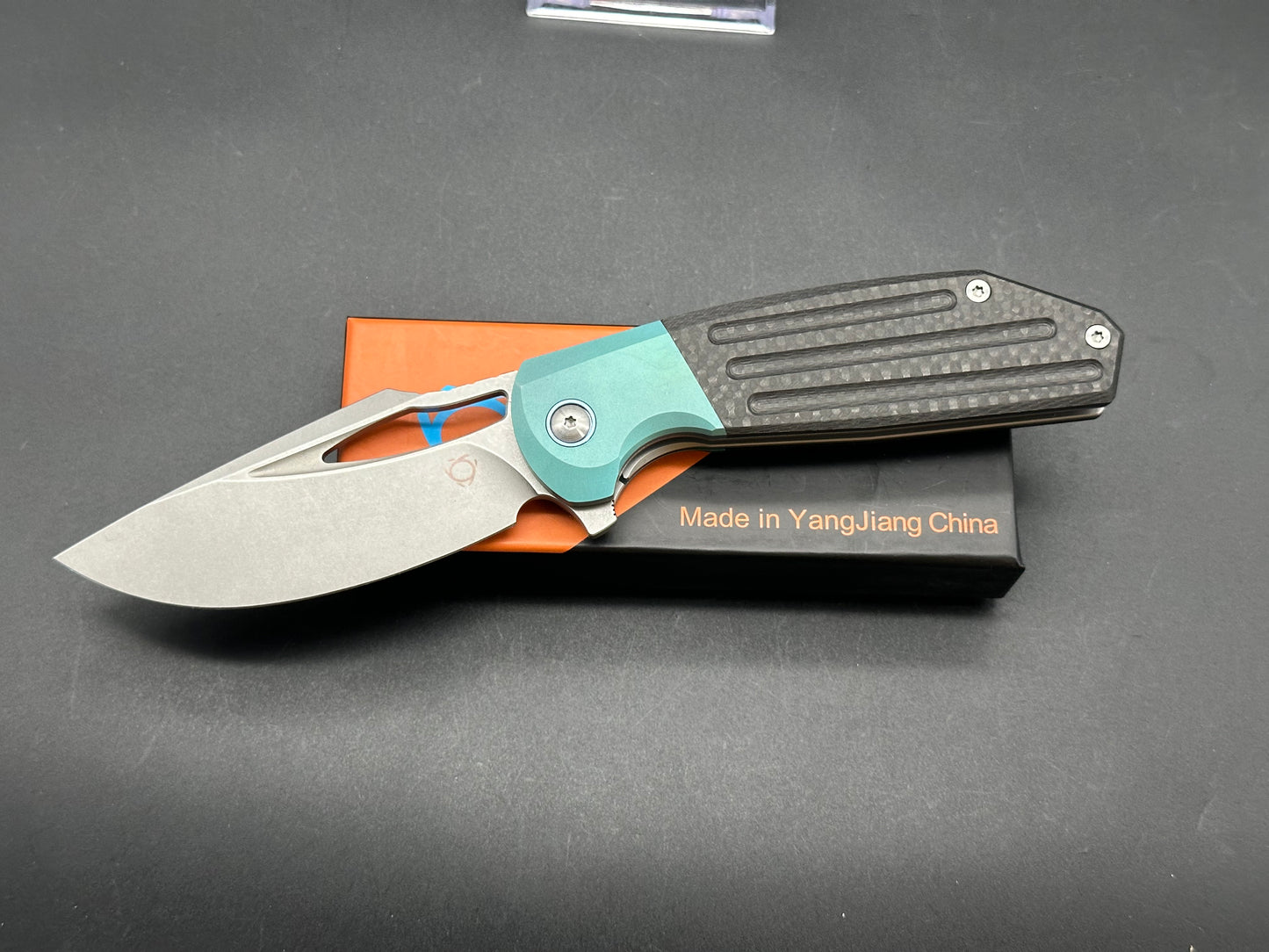 SIXLEAF SL-24 JERRY JELLY POCKET KNIFE PLAIN EDGE D2 BLADE GREEN TITANIUM BOLSTER AND CARBON FIBER HANDLE