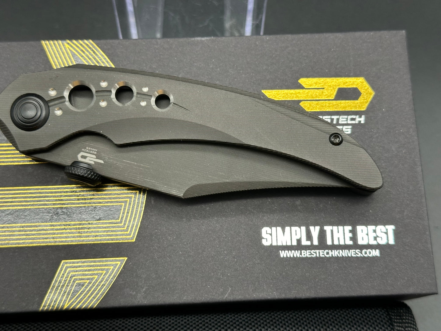 BESTECH RAZON FOLDING KNIFE BLACK TITANIUM HANDLE MAGNACUT PLAIN BLACK PVD/LASERING LINE BLADE