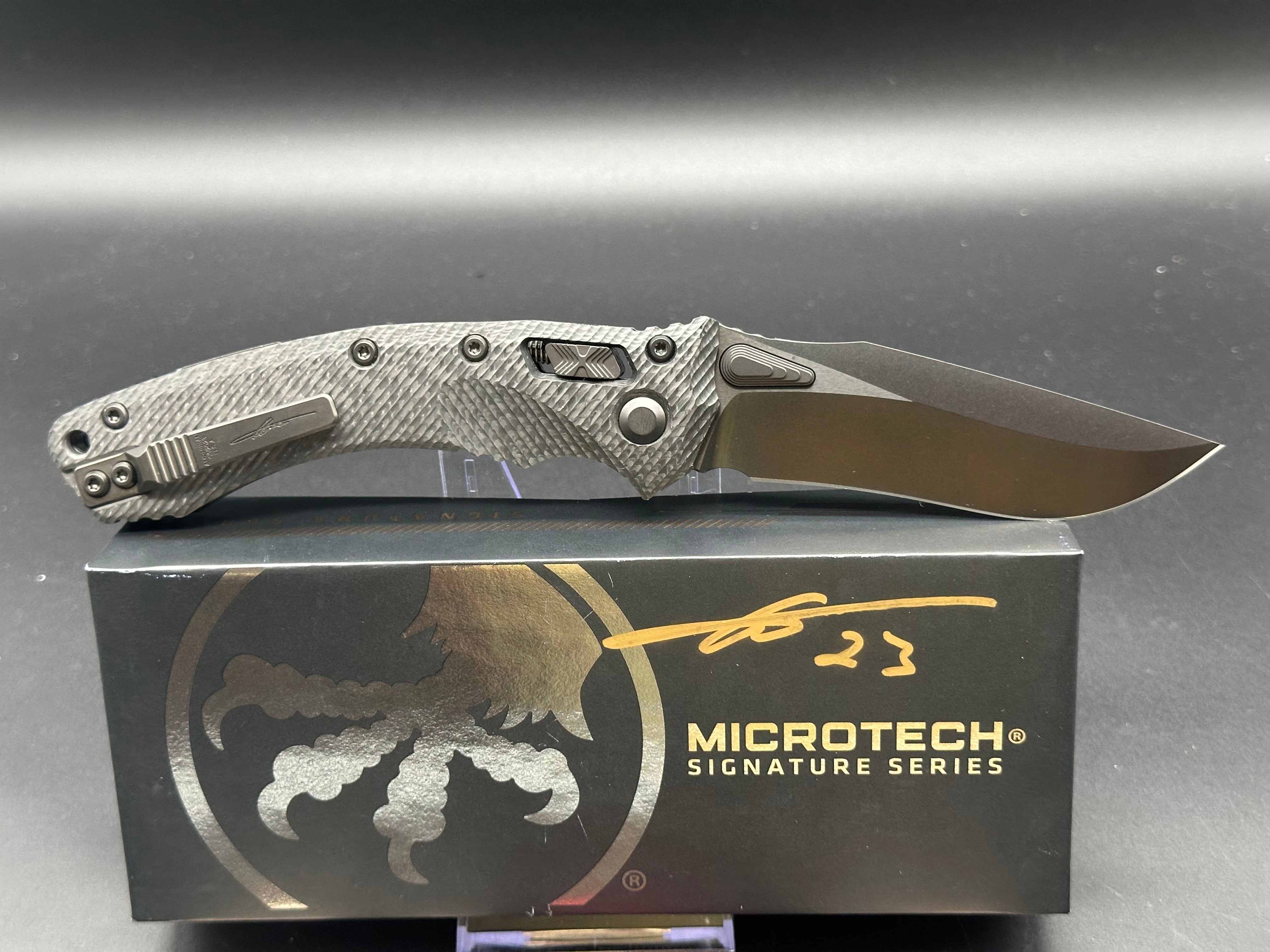 Microtech Amphibian Ram-Lok Manual Knife Fluted Carbon Fiber (3.9" Black DLC)