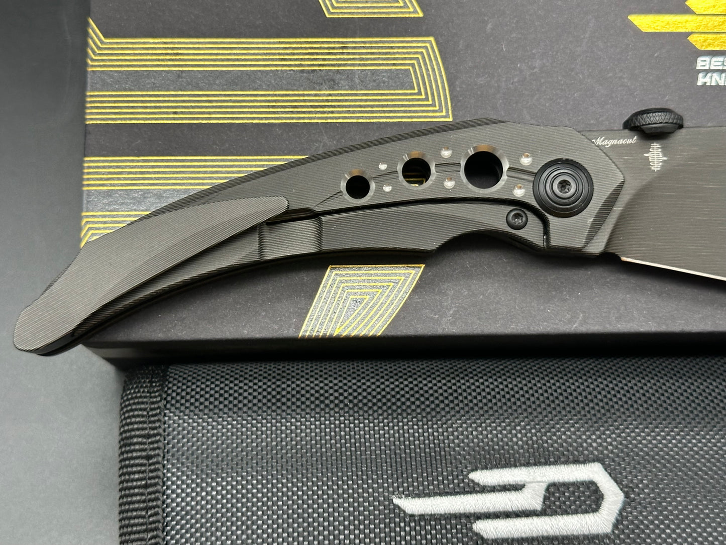 BESTECH RAZON FOLDING KNIFE BLACK TITANIUM HANDLE MAGNACUT PLAIN BLACK PVD/LASERING LINE BLADE