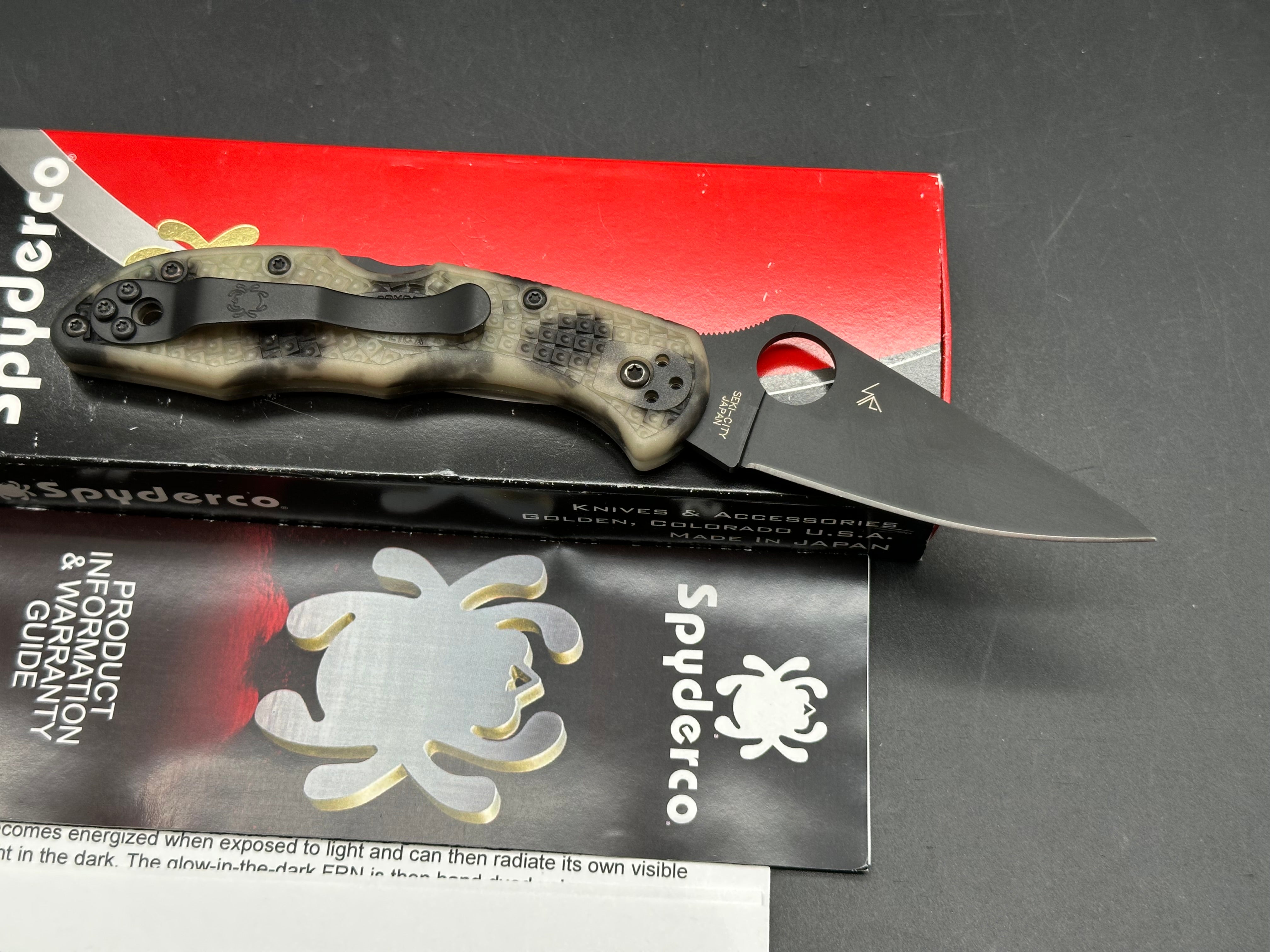 Spyderco Delica Rare Glow Zome VG-10