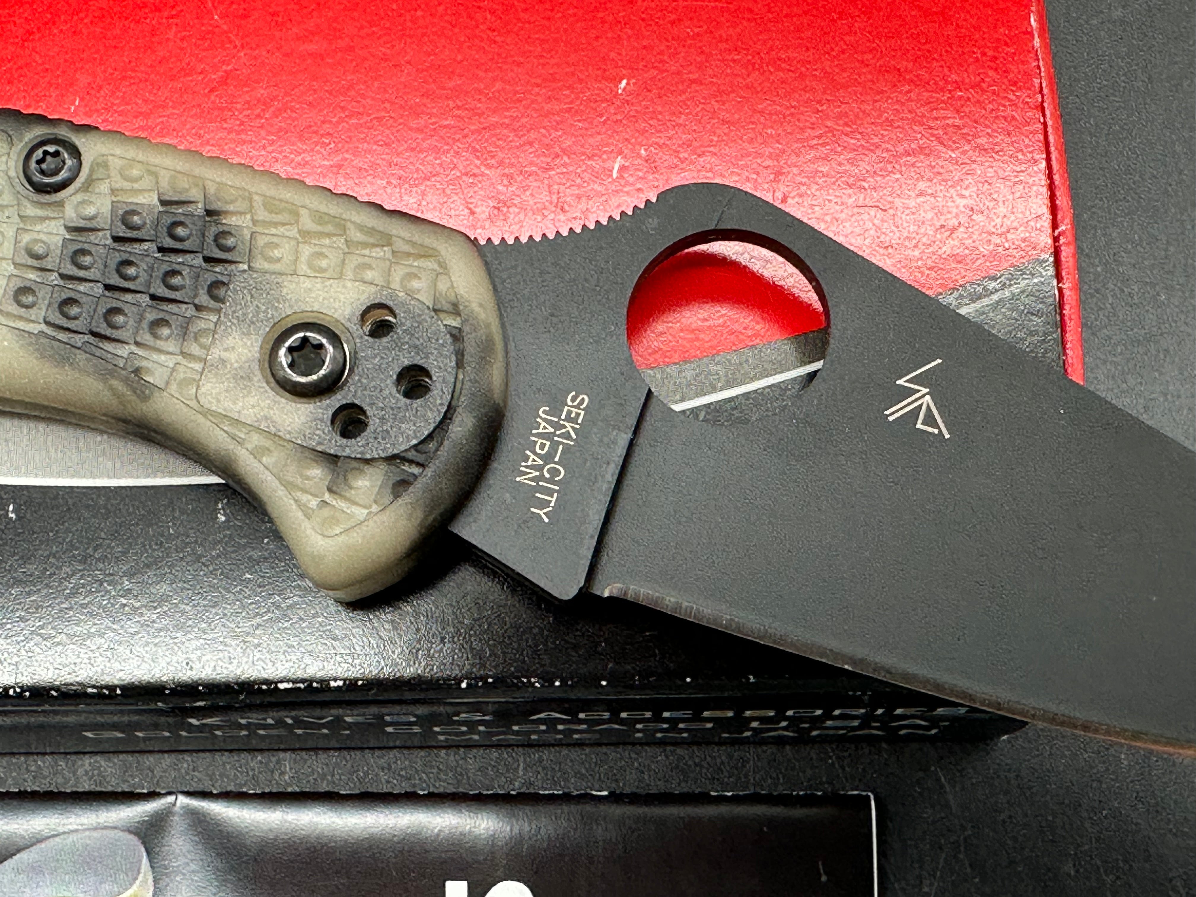 Spyderco Delica Rare Glow Zome VG-10