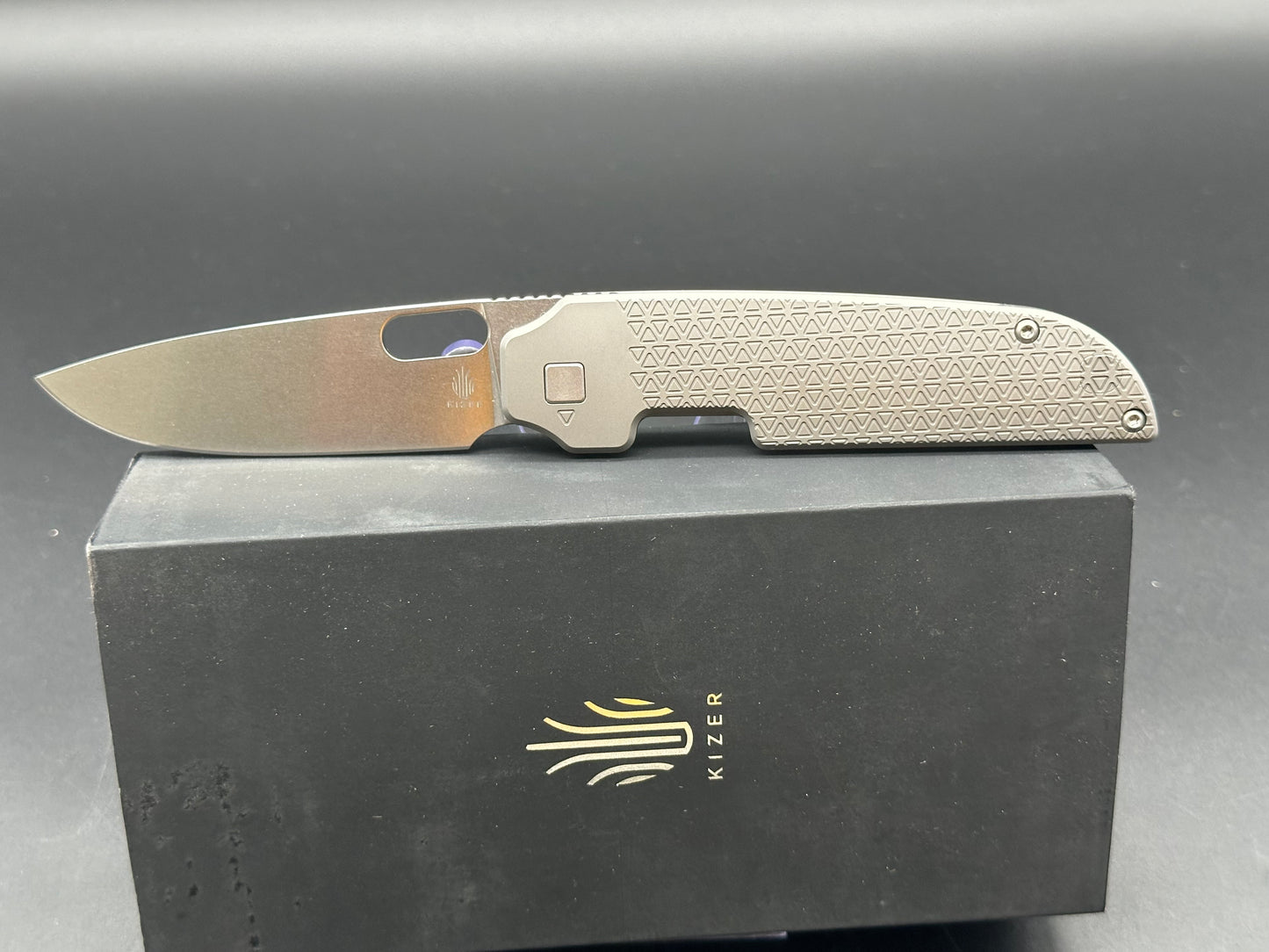 Kizer Varatas, 3.35" S35VN Stonewash Drop Point Blade with Stonewash Textured Titanium Handle