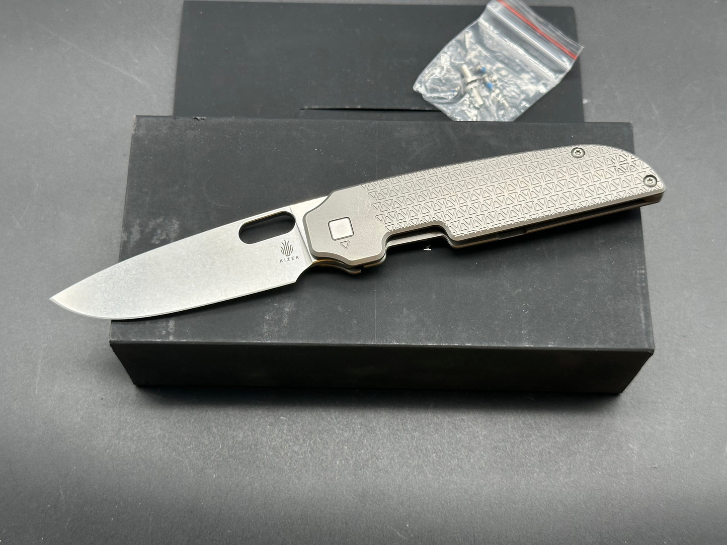 Kizer Varatas, 3.35" S35VN Stonewash Drop Point Blade with Stonewash Textured Titanium Handle