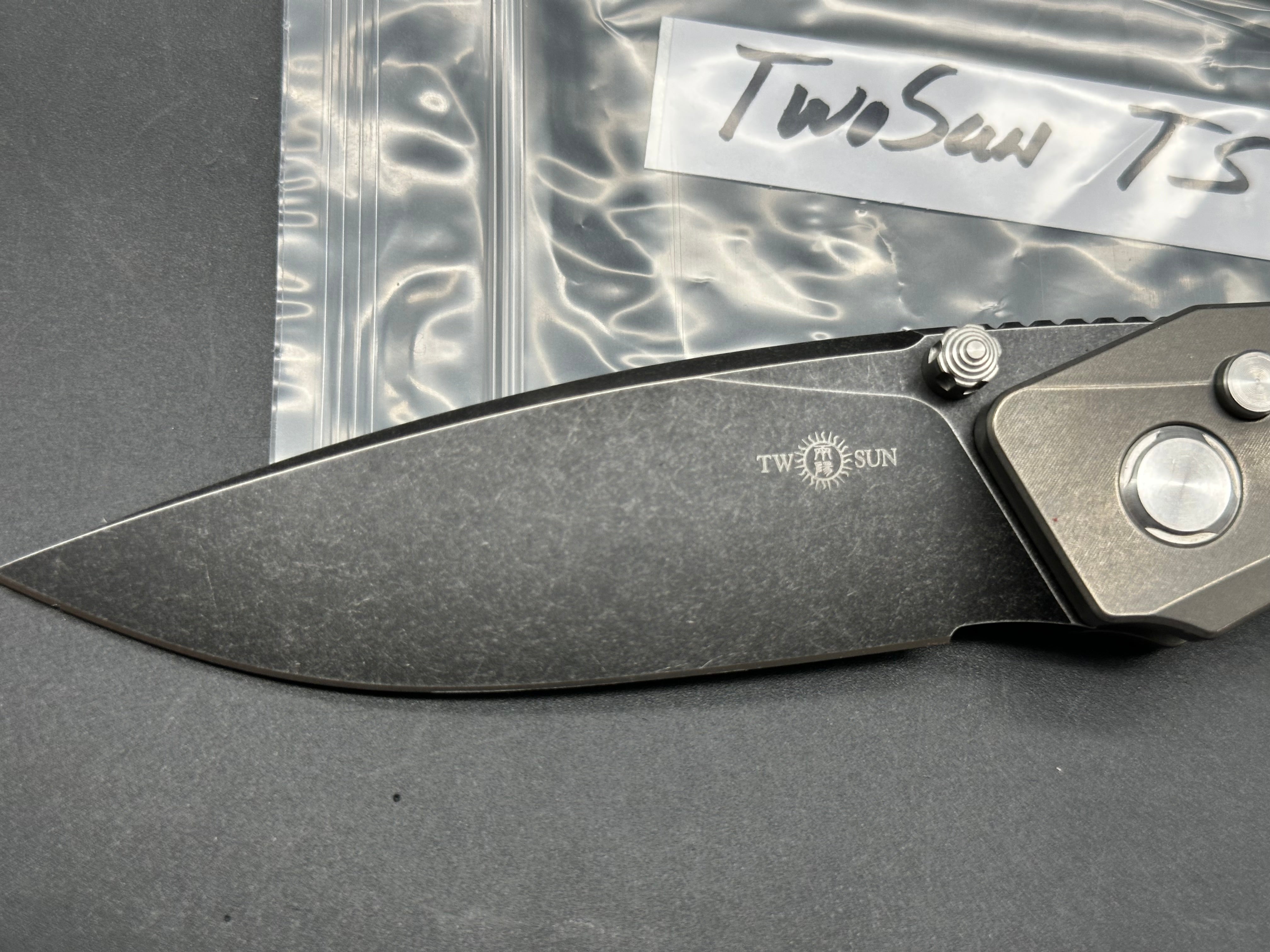 TwoSun TS303 titanium/CF handle w/M390 blade