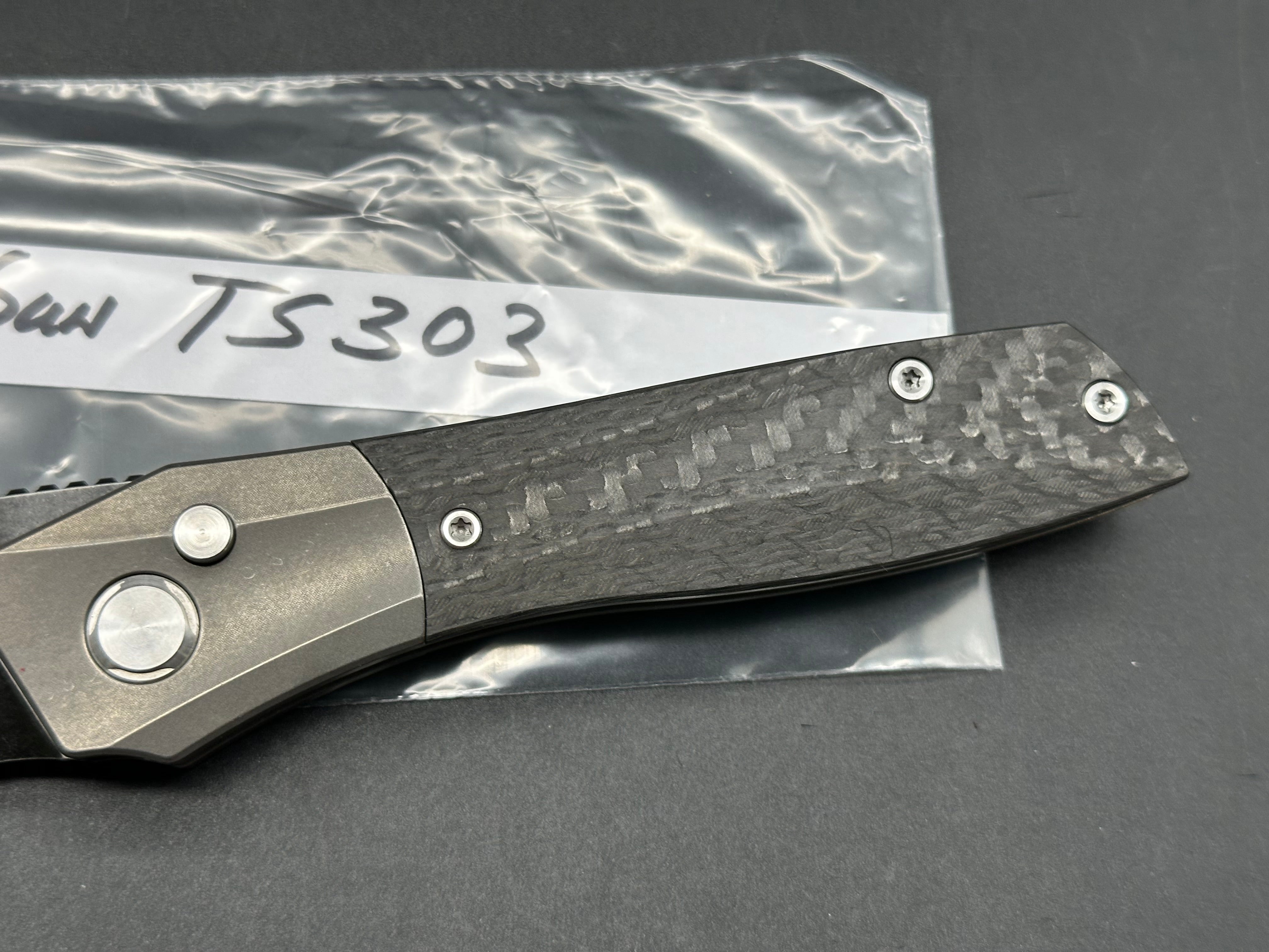 TwoSun TS303 titanium/CF handle w/M390 blade