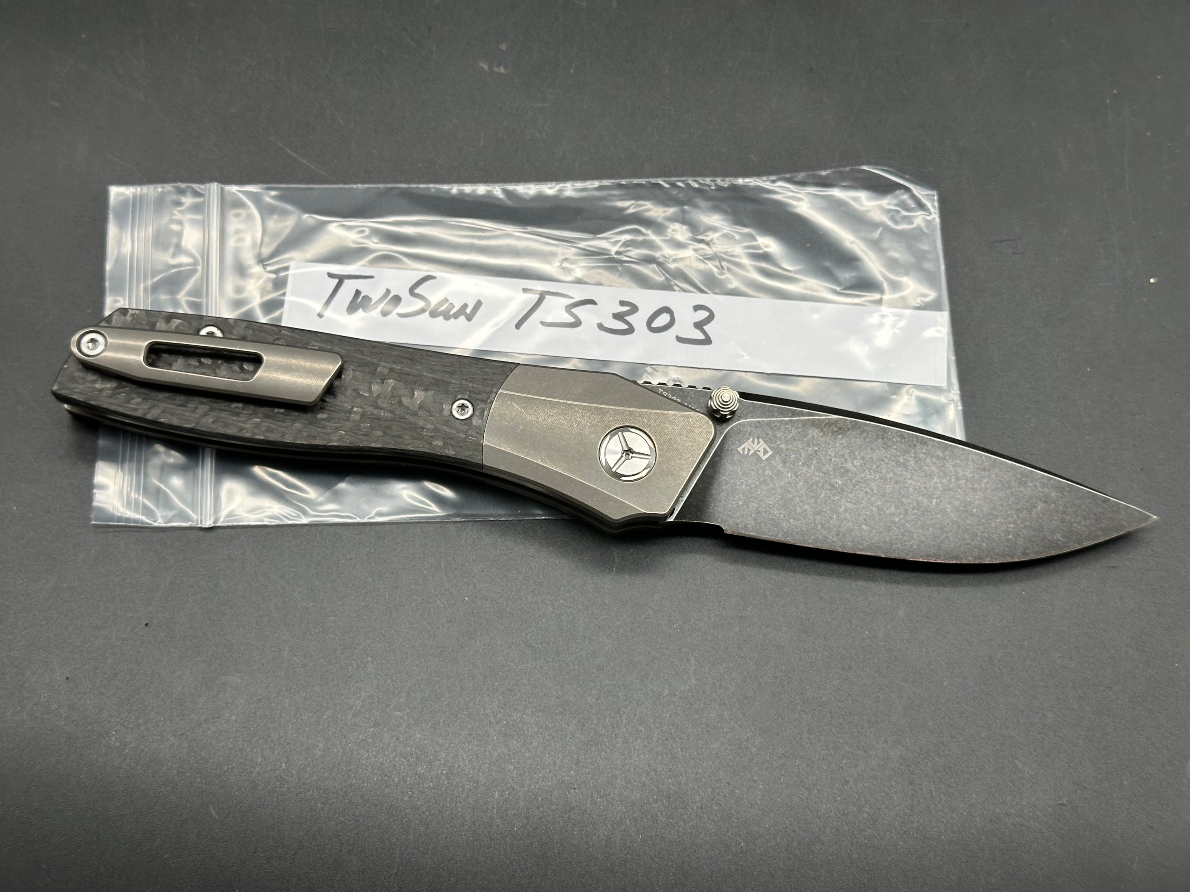 TwoSun TS303 titanium/CF handle w/M390 blade