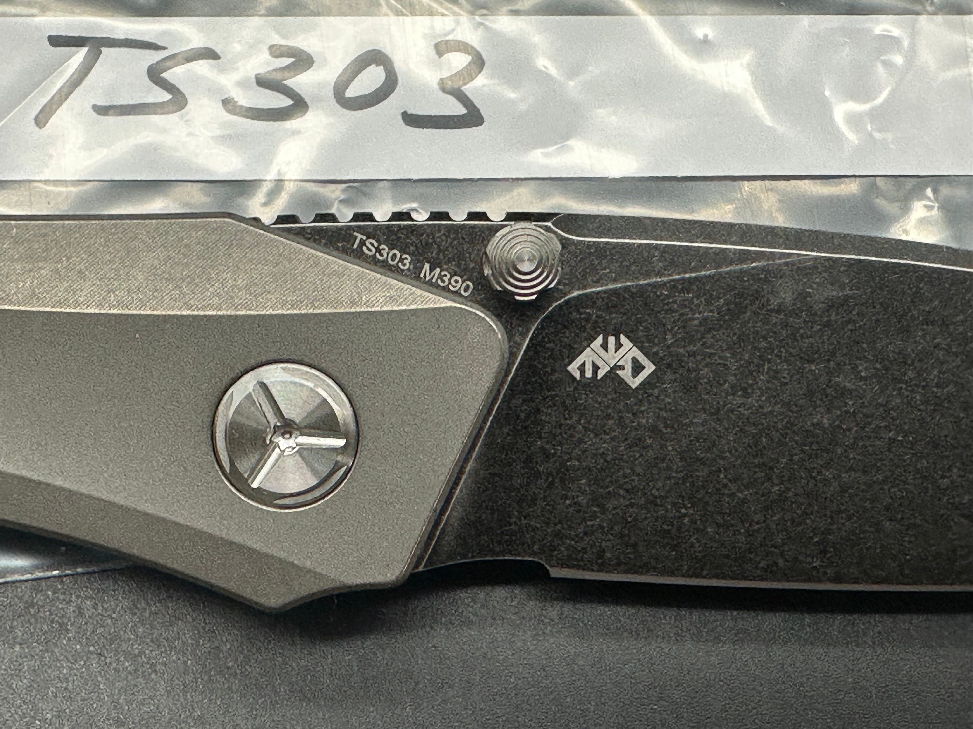 TwoSun TS303 titanium/CF handle w/M390 blade