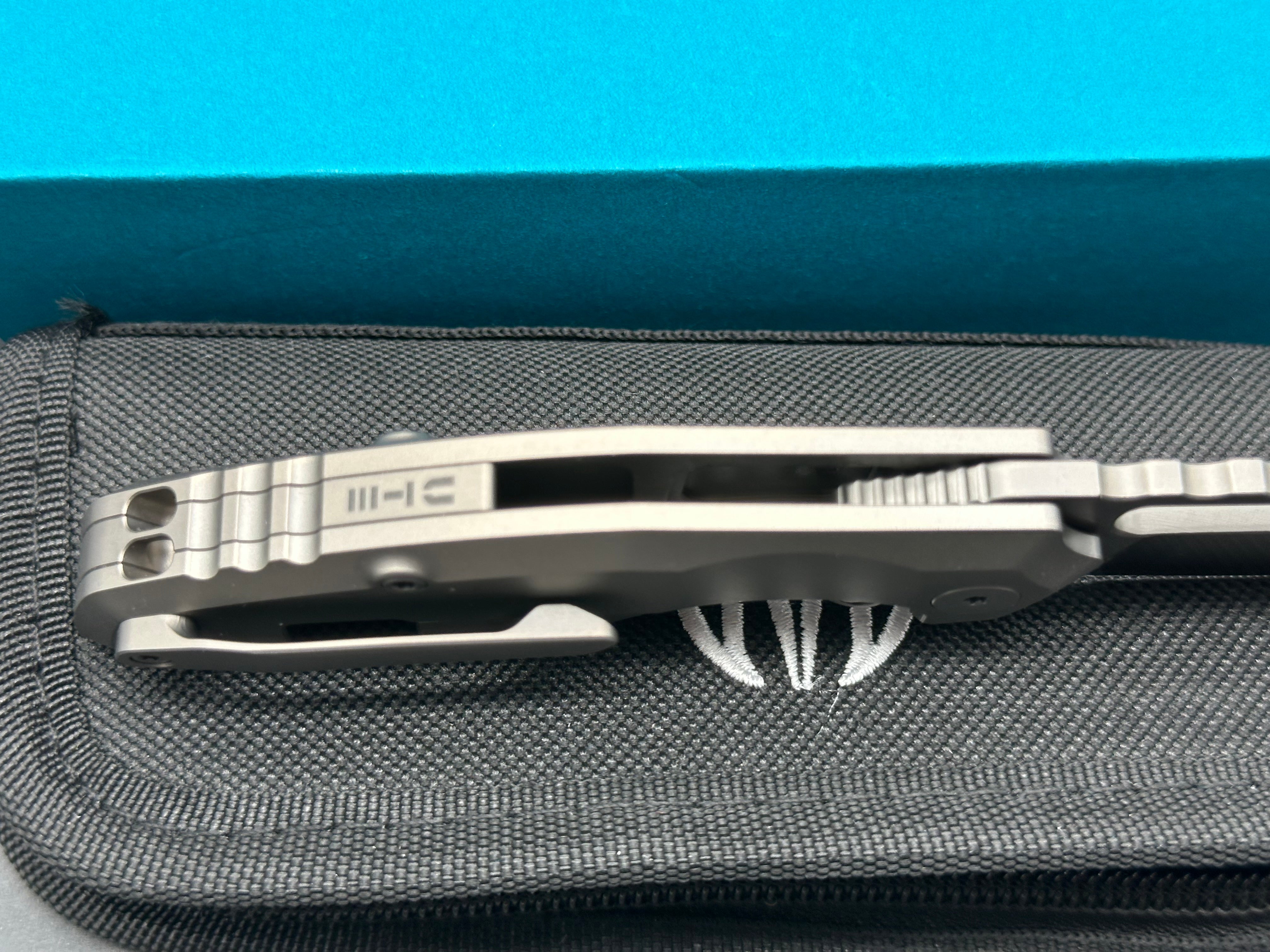 Molsect 808Decay - CPM-S90V Steel Frame Lock - Titanium