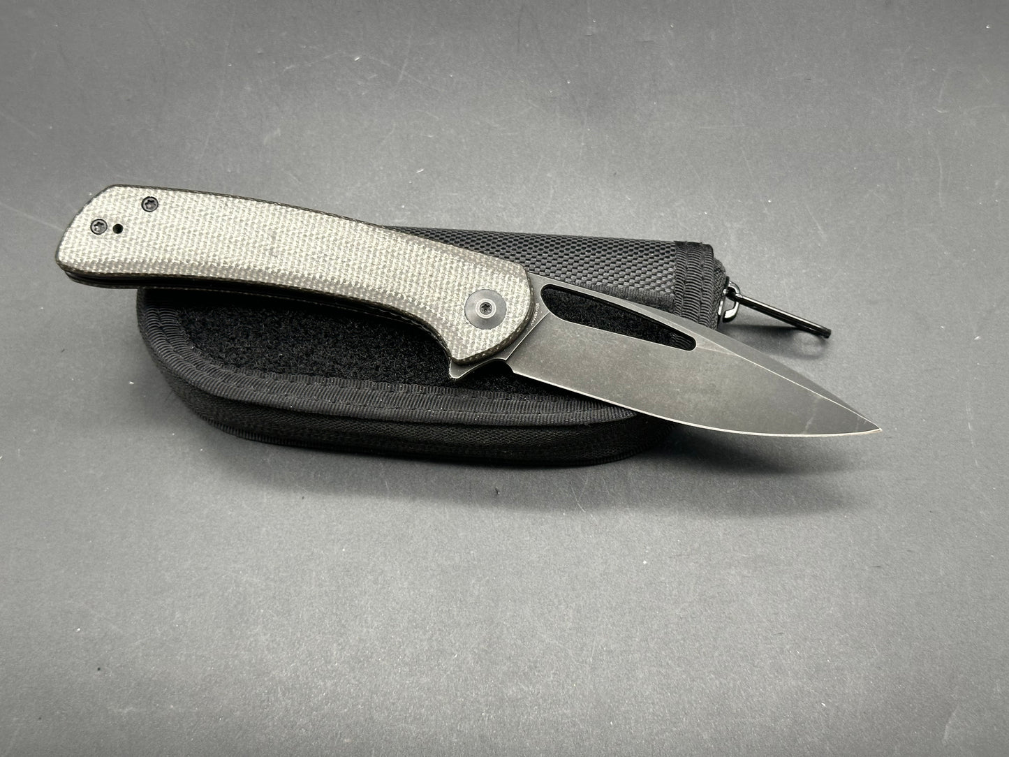 SENCUT Honoris Flipper Black Micarta (3.47" 9Cr18MoV Black Stonewash)