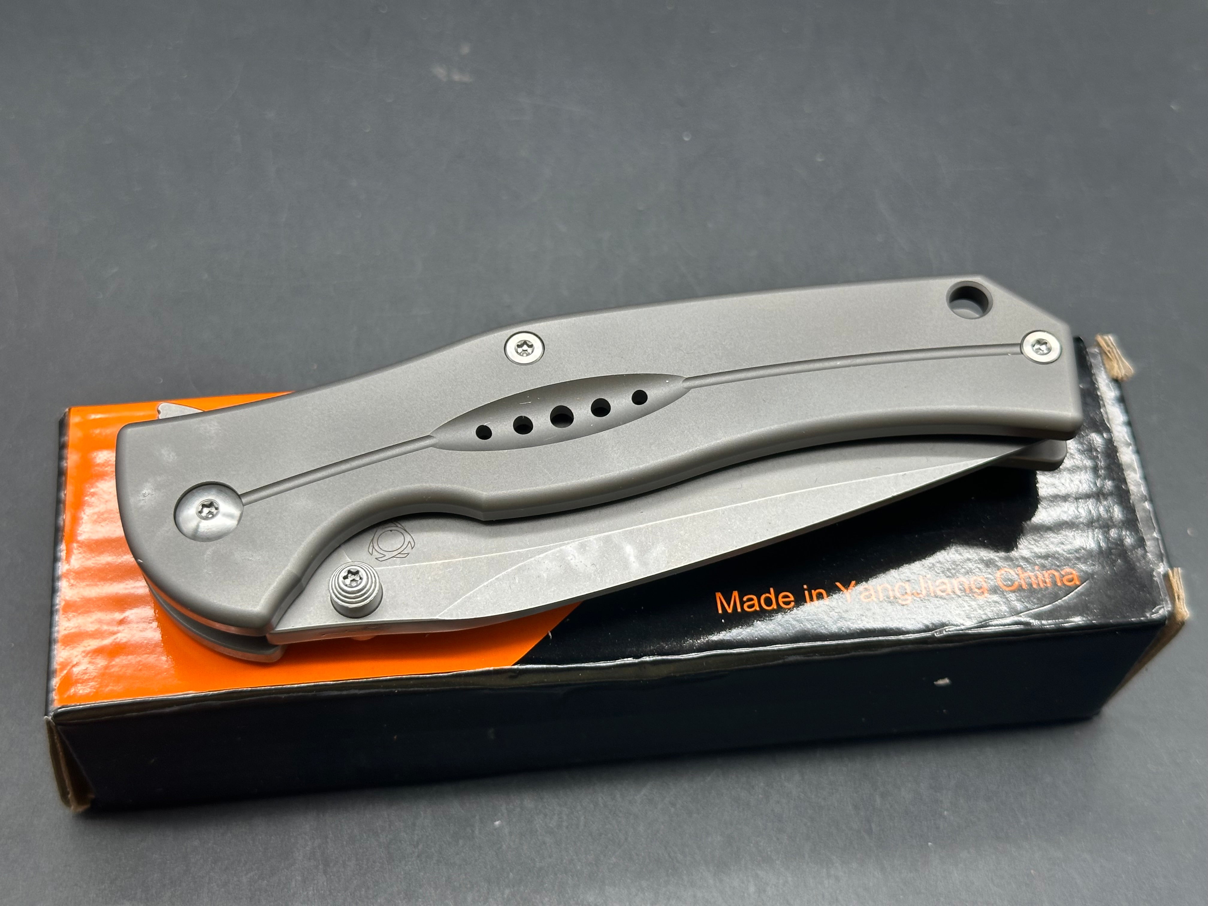 Sixleaf SL-17  frame lock, titanium scales, D2 blade