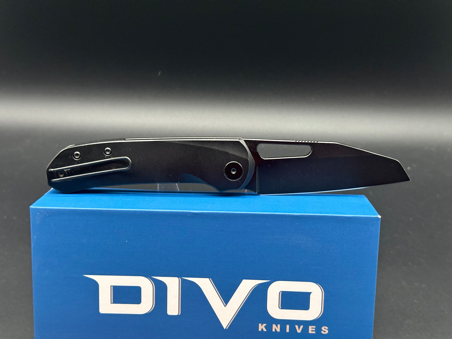 Divo Buzz black titanium handle w/M390 blade