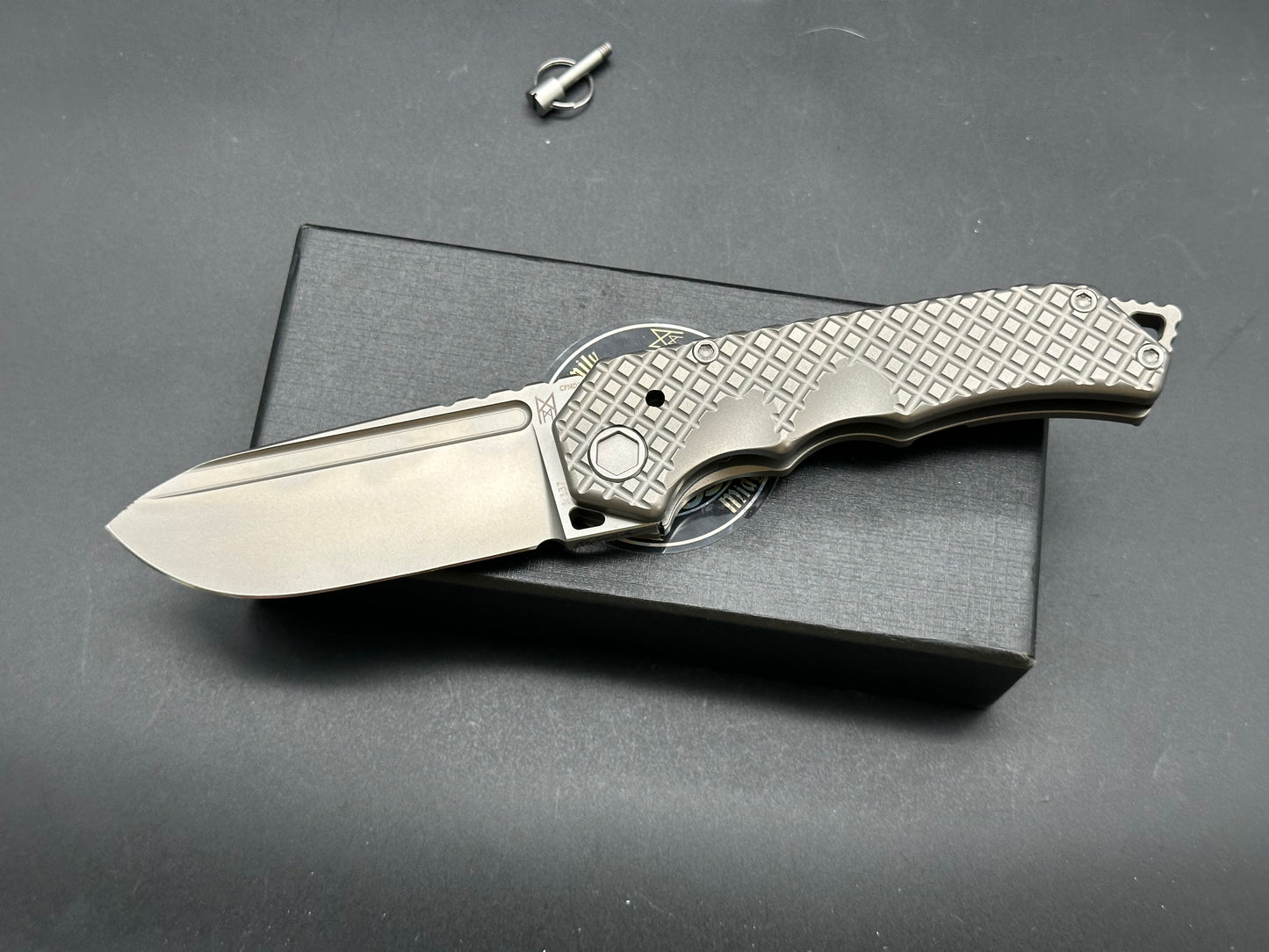 Midgards Messer - Hermod XL/Grey Diamond Milled Ti Frame/Clip Point/Stonewash CPM-D2