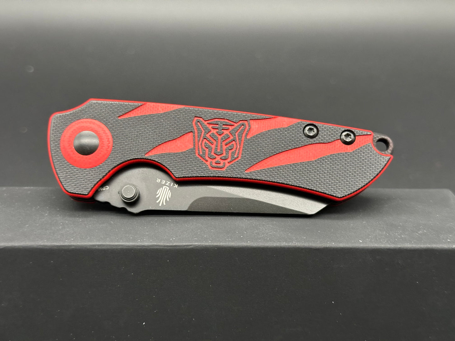 Kizer Friday Club Tiger Mini Critical 3V Blade Black and Red G10