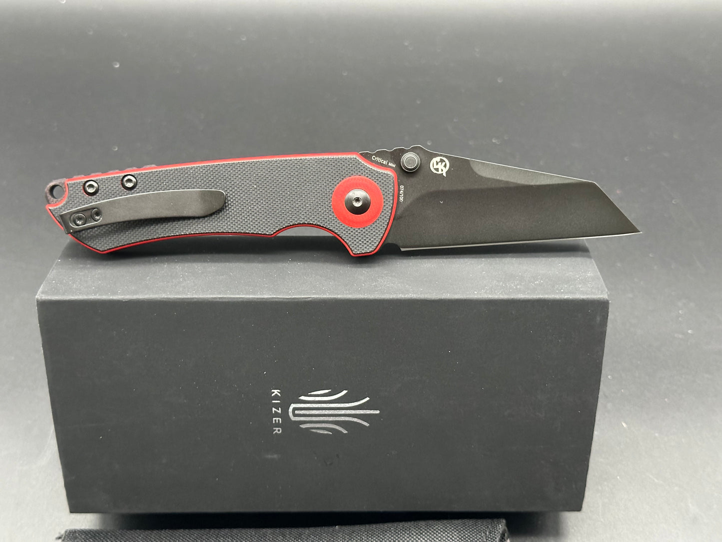 Kizer Friday Club Tiger Mini Critical 3V Blade Black and Red G10