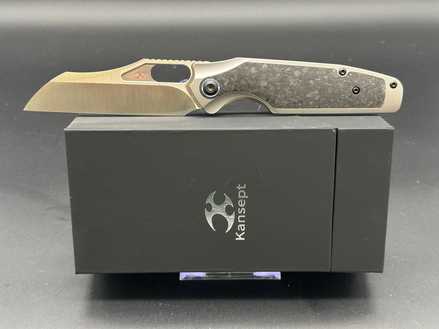 KANSEPT TUCKAMORE TITANIUM/SHRED CARBON FIBER