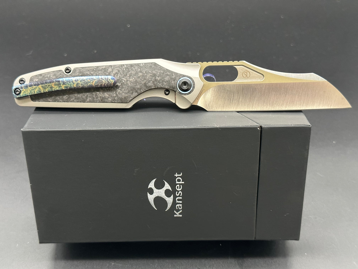 KANSEPT TUCKAMORE TITANIUM/SHRED CARBON FIBER