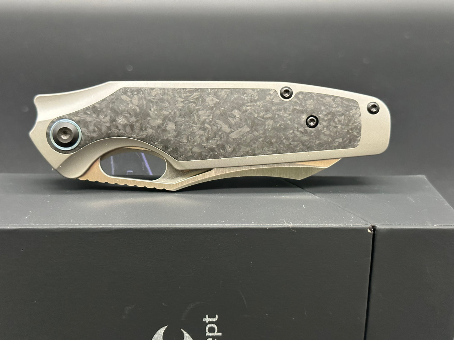 KANSEPT TUCKAMORE TITANIUM/SHRED CARBON FIBER