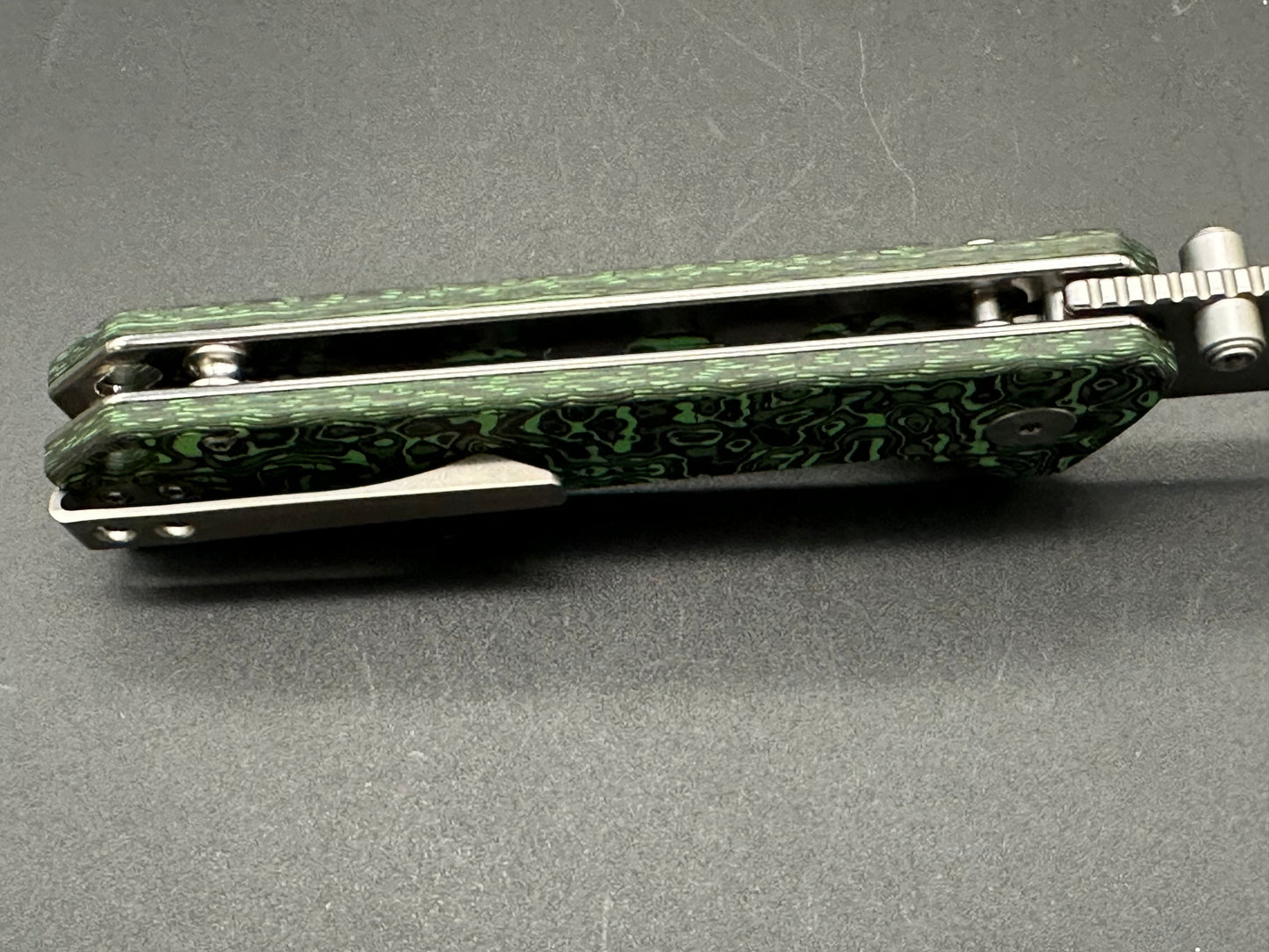 QSP GREBE BUTTON LOCK GREEN/BLACK CARBON FIBER