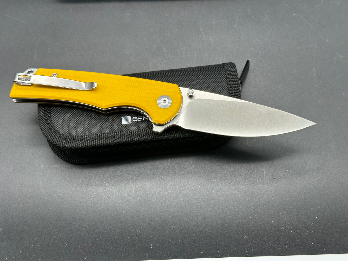 SENCUT PRAKTISK FOLDING KNIFE YELLOW G10 HANDLE 9CR18MOV