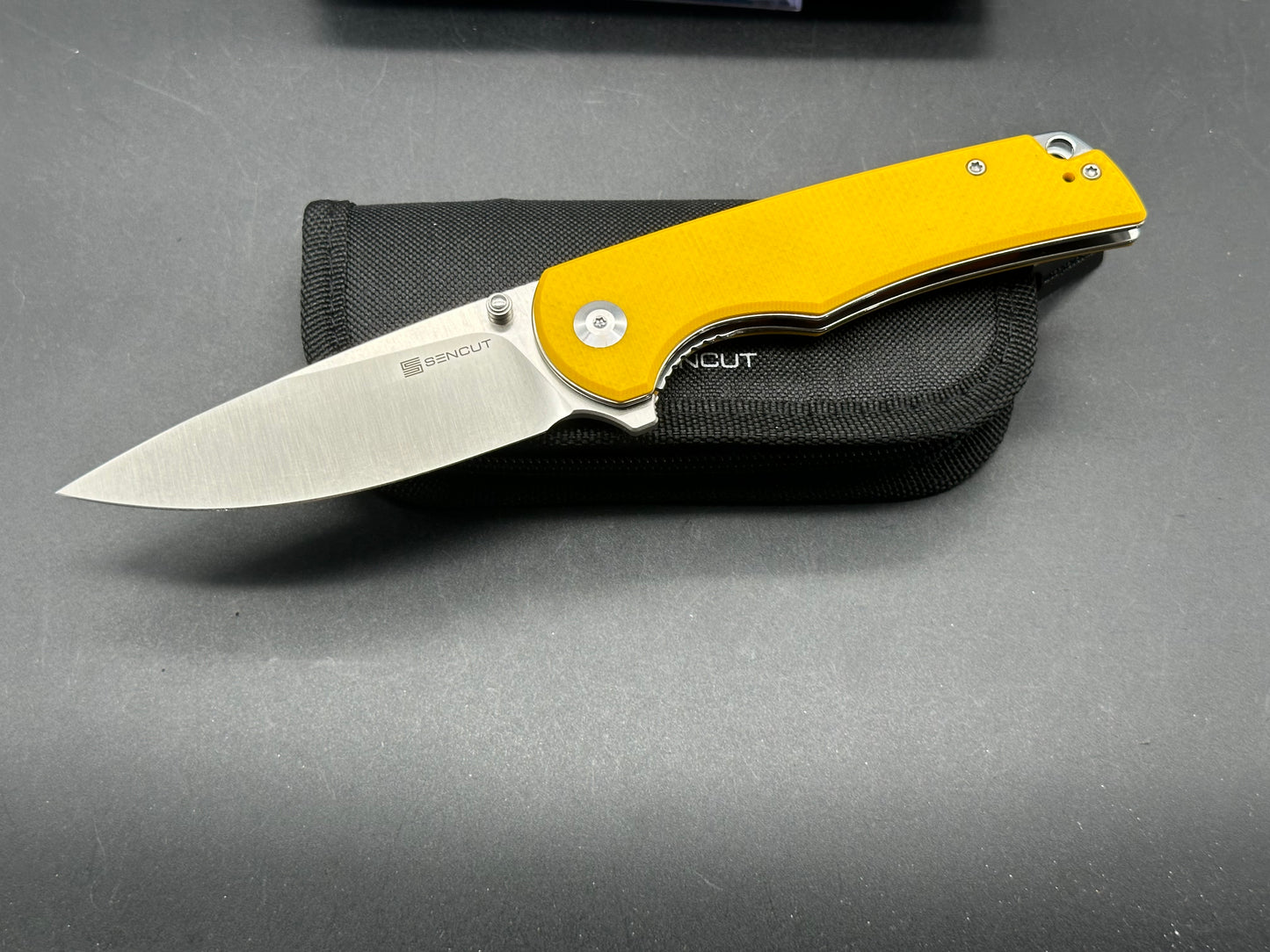 SENCUT PRAKTISK FOLDING KNIFE YELLOW G10 HANDLE 9CR18MOV