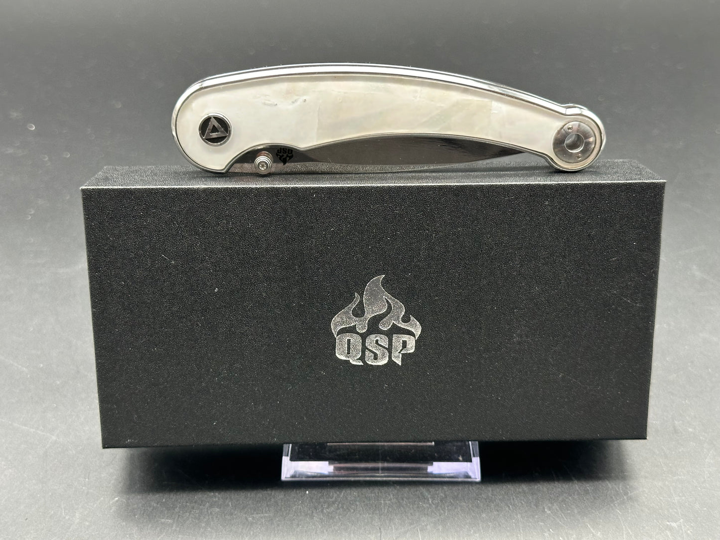 QSP DOLPHIN FOLDING KNIFE WHITE PEARL SHELL HANDLE 14C28N PLAIN EDGE