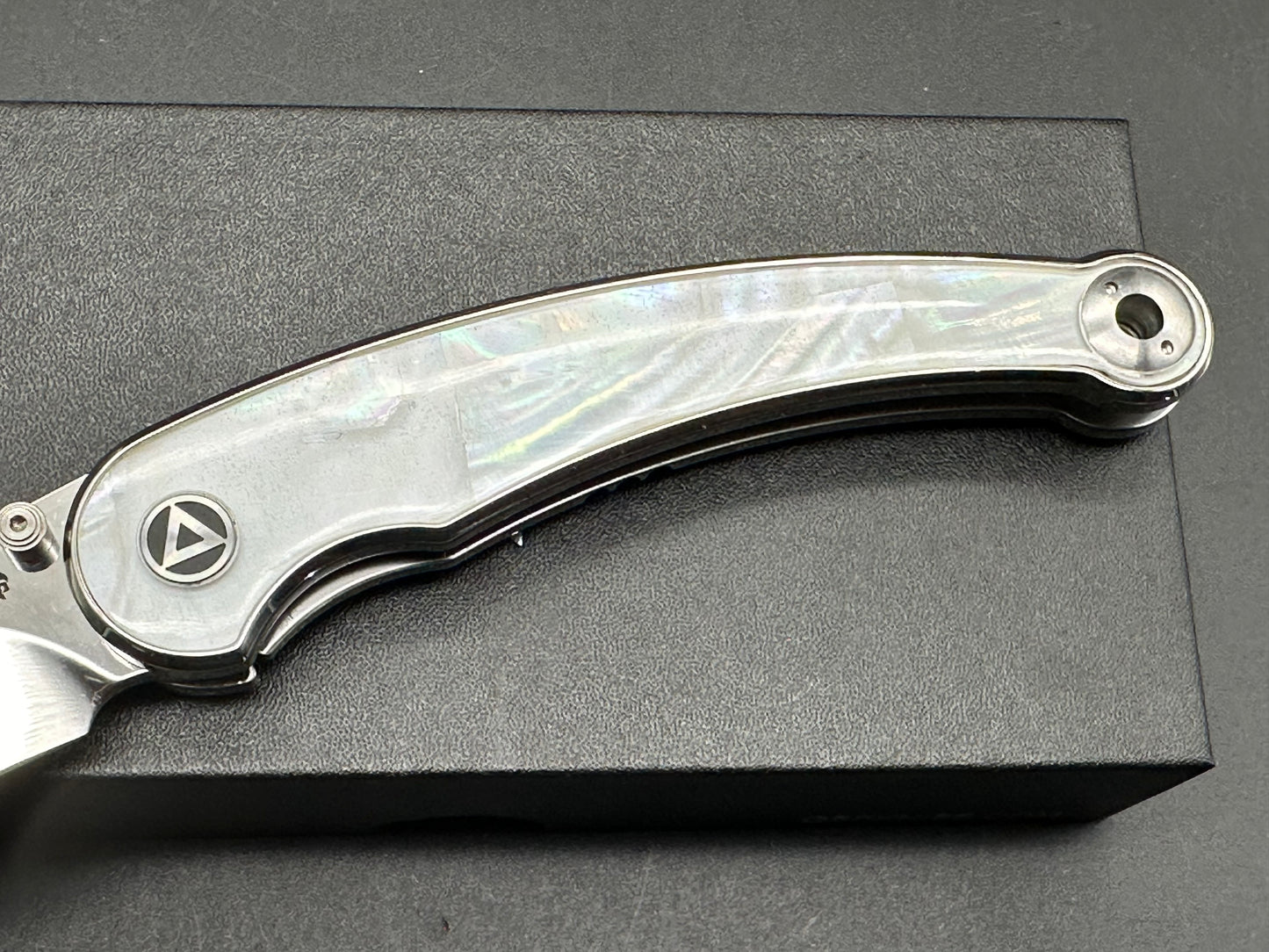 QSP DOLPHIN FOLDING KNIFE WHITE PEARL SHELL HANDLE 14C28N PLAIN EDGE