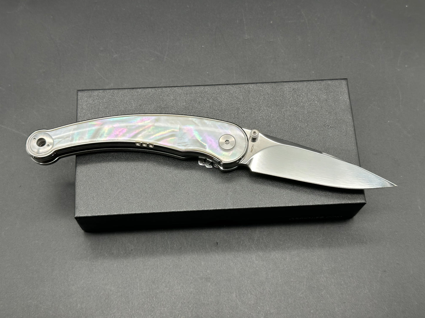 QSP DOLPHIN FOLDING KNIFE WHITE PEARL SHELL HANDLE 14C28N PLAIN EDGE