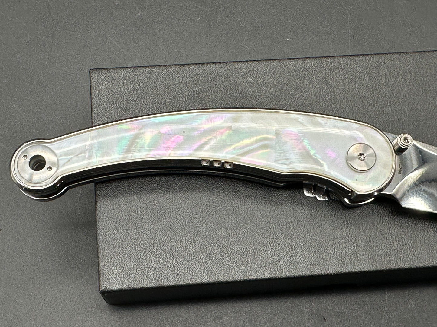 QSP DOLPHIN FOLDING KNIFE WHITE PEARL SHELL HANDLE 14C28N PLAIN EDGE