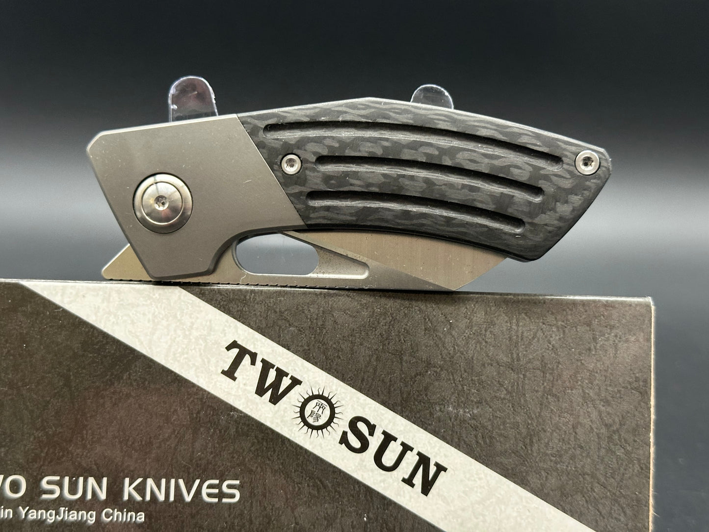 TWOSUN TS154-D2-CF FOLDING KNIFE BLACK/GRAY TITANIUM HANDLE D2 CLIP POINT PLAIN EDGE