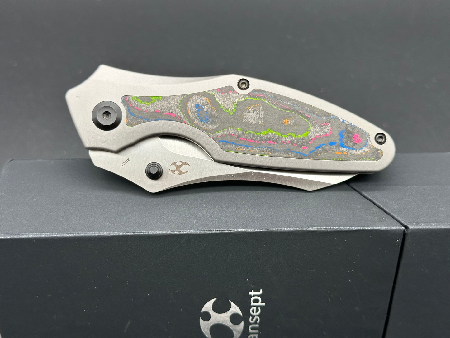 KANSEPT BABA YAGA TITANIUM/80S CAMO CARBON HANDLE 20CV PLAIN EDGE