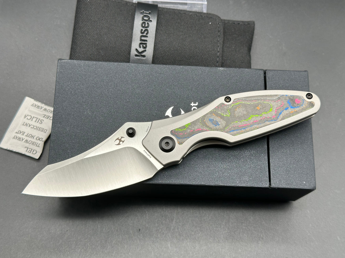 KANSEPT BABA YAGA TITANIUM/80S CAMO CARBON HANDLE 20CV PLAIN EDGE