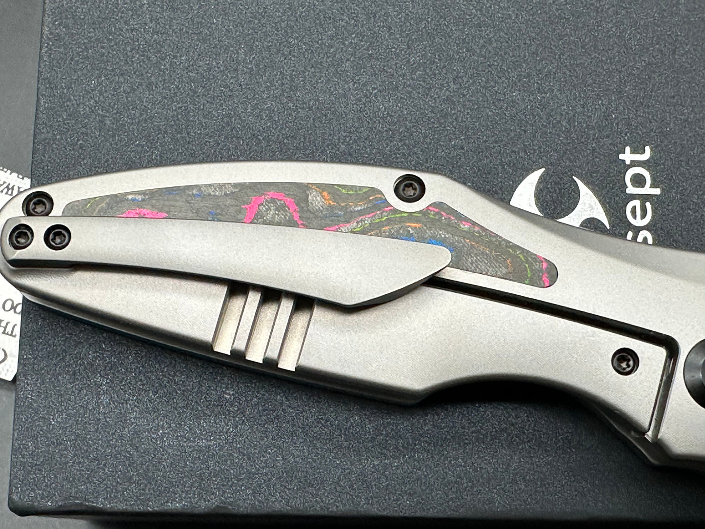 KANSEPT BABA YAGA TITANIUM/80S CAMO CARBON HANDLE 20CV PLAIN EDGE