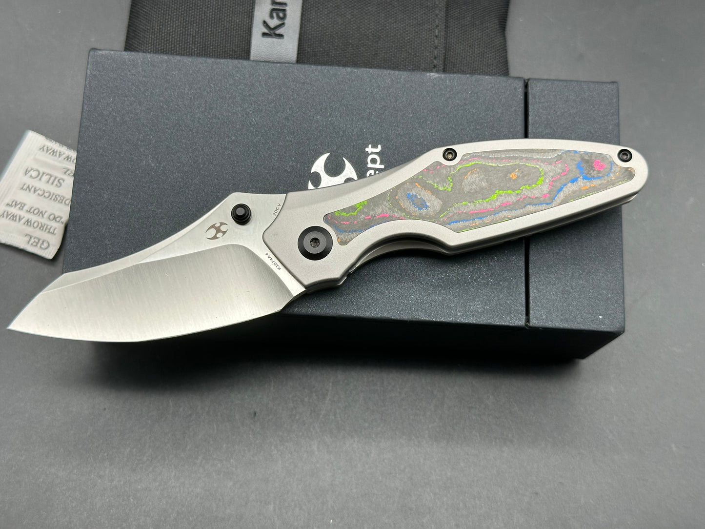 KANSEPT BABA YAGA TITANIUM/80S CAMO CARBON HANDLE 20CV PLAIN EDGE