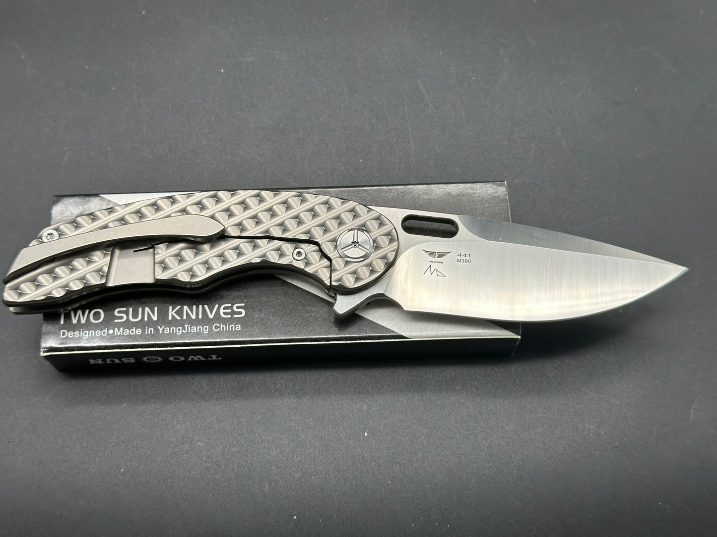 TWOSUN TS177 FOLDING KNIFE TEXTURED TITANIUM HANDLE M390 PLAIN EDGE